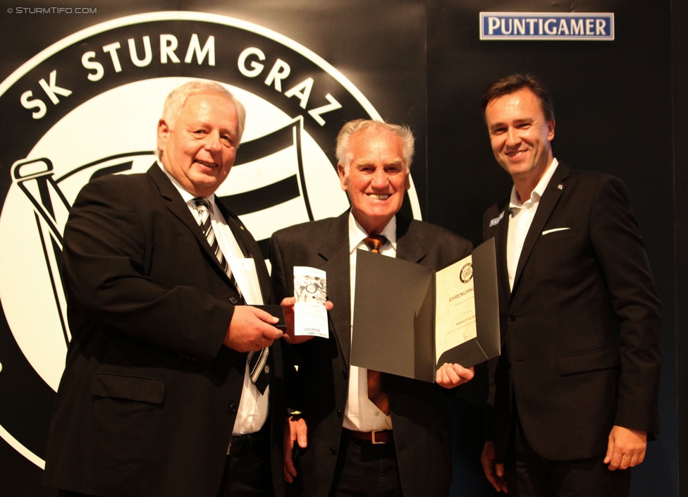 SK Sturm Mitgliederabend
SK Sturm Graz Mitgliederabend, Raiffeisen Landesbank Raaba, 21.10.2014. 

Foto zeigt Hans Fedl (Ehrenpraesident Sturm), ein Vereinsmitglied und Christian Jauk (Praesident Sturm)
