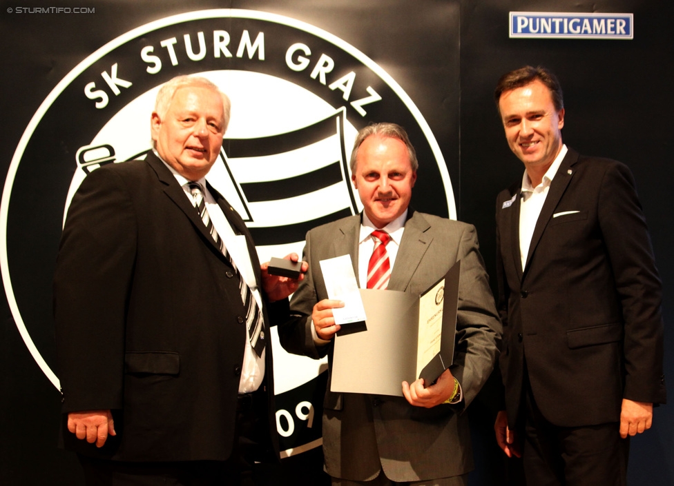 SK Sturm Mitgliederabend
SK Sturm Graz Mitgliederabend, Raiffeisen Landesbank Raaba, 21.10.2014. 

Foto zeigt Hans Fedl (Ehrenpraesident Sturm), ein Vereinsmitglied und Christian Jauk (Praesident Sturm)
