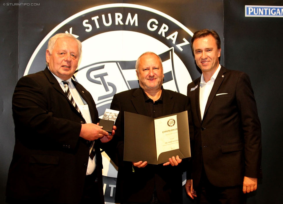 SK Sturm Mitgliederabend
SK Sturm Graz Mitgliederabend, Raiffeisen Landesbank Raaba, 21.10.2014. 

Foto zeigt Hans Fedl (Ehrenpraesident Sturm), ein Vereinsmitglied und Christian Jauk (Praesident Sturm)
