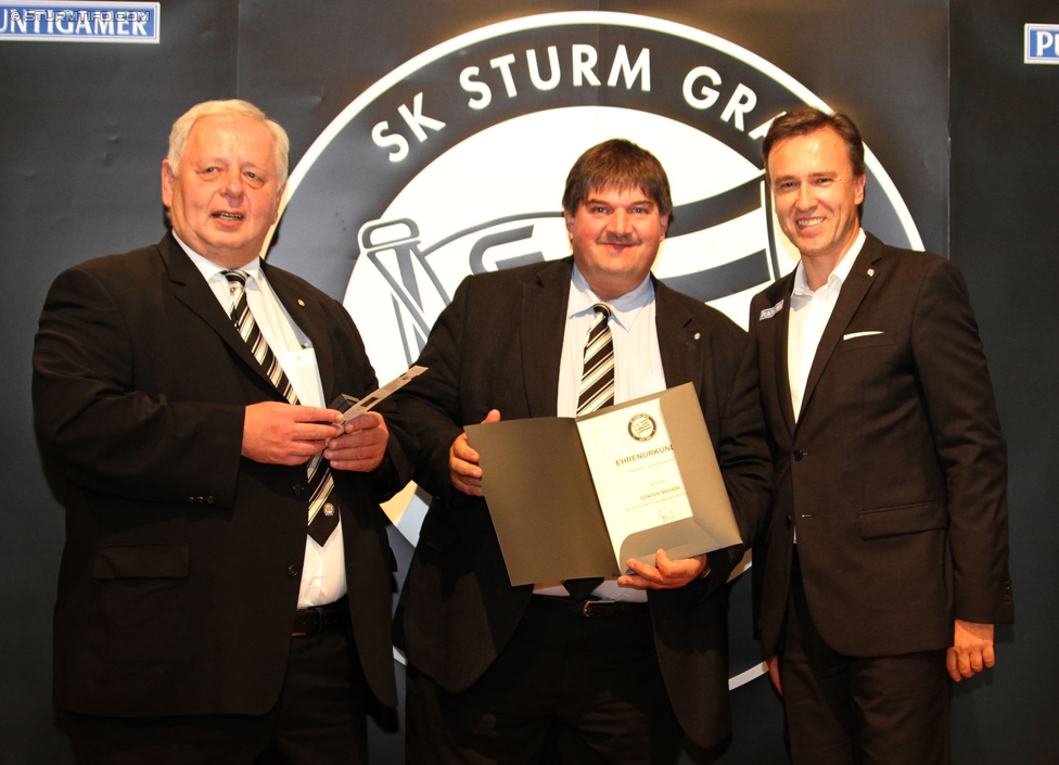 SK Sturm Mitgliederabend
SK Sturm Graz Mitgliederabend, Raiffeisen Landesbank Raaba, 21.10.2014. 

Foto zeigt Hans Fedl (Ehrenpraesident Sturm),Guenther Niederl (Aufsichtsrat Sturm) und Christian Jauk (Praesident Sturm)
