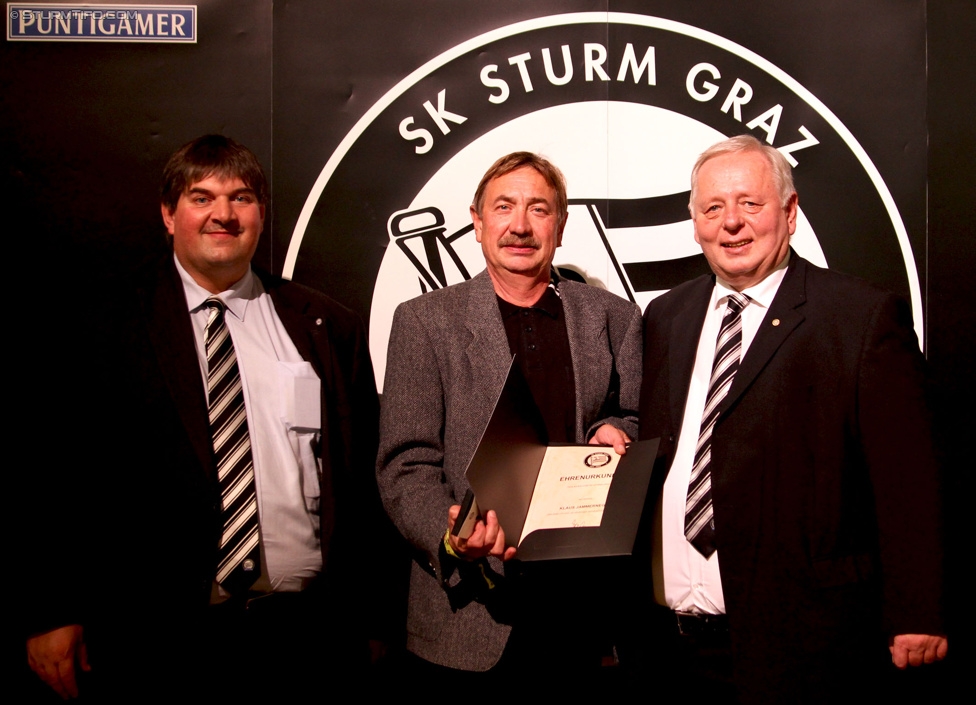 SK Sturm Mitgliederabend
SK Sturm Graz Mitgliederabend, Raiffeisen Landesbank Raaba, 21.10.2014. 

Foto zeigt Guenther Niederl (Aufsichtsrat Sturm), ein Vereinsmitglied und Hans Fedl (Ehrenpraesident Sturm)
