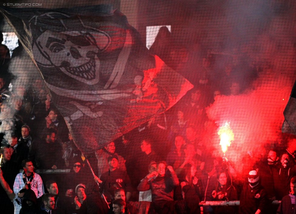 Austria Wien - Sturm Graz
Oesterreichische Fussball Bundesliga, 14. Runde, FK Austria Wien - SK Sturm Graz, Franz-Horr-Stadion Wien, 01.11.2014. 

Foto zeigt Fans von Sturm
Schlüsselwörter: pyrotechnik