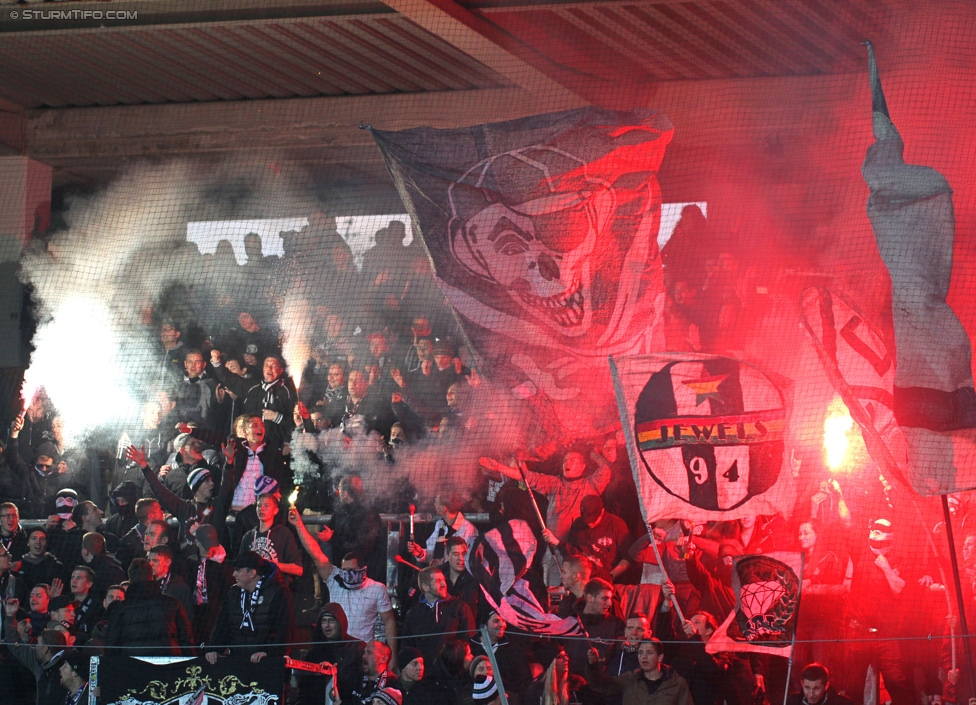 Austria Wien - Sturm Graz
Oesterreichische Fussball Bundesliga, 14. Runde, FK Austria Wien - SK Sturm Graz, Franz-Horr-Stadion Wien, 01.11.2014. 

Foto zeigt Fans von Sturm
Schlüsselwörter: pyrotechnik