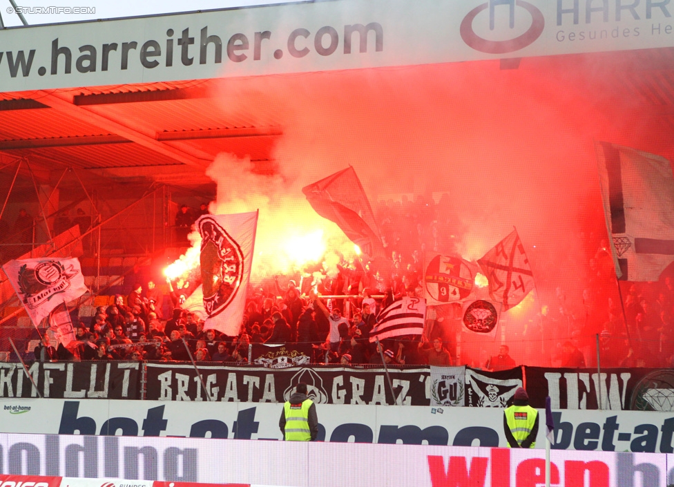 Austria Wien - Sturm Graz
Oesterreichische Fussball Bundesliga, 14. Runde, FK Austria Wien - SK Sturm Graz, Franz-Horr-Stadion Wien, 01.11.2014. 

Foto zeigt Fans von Sturm
Schlüsselwörter: pyrotechnik