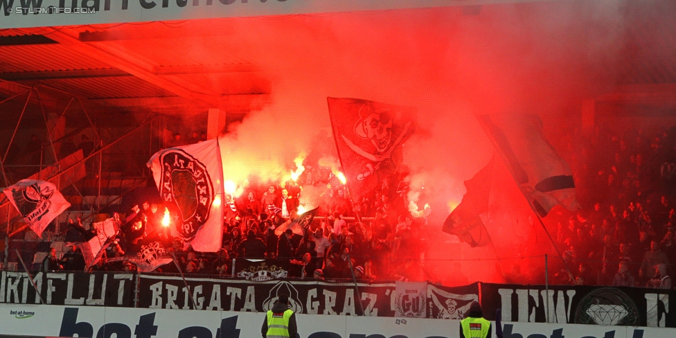 Austria Wien - Sturm Graz
Oesterreichische Fussball Bundesliga, 14. Runde, FK Austria Wien - SK Sturm Graz, Franz-Horr-Stadion Wien, 01.11.2014. 

Foto zeigt Fans von Sturm
Schlüsselwörter: pyrotechnik