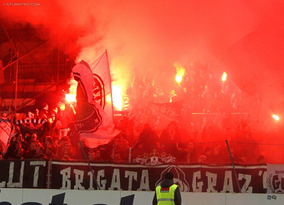 Austria Wien - Sturm Graz
Oesterreichische Fussball Bundesliga, 14. Runde, FK Austria Wien - SK Sturm Graz, Franz-Horr-Stadion Wien, 01.11.2014. 

Foto zeigt Fans von Sturm
Schlüsselwörter: pyrotechnik