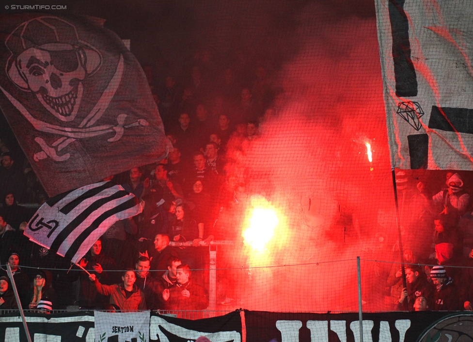 Austria Wien - Sturm Graz
Oesterreichische Fussball Bundesliga, 14. Runde, FK Austria Wien - SK Sturm Graz, Franz-Horr-Stadion Wien, 01.11.2014. 

Foto zeigt Fans von Sturm
Schlüsselwörter: pyrotechnik