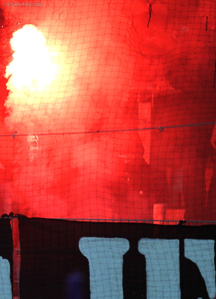 Austria Wien - Sturm Graz
Oesterreichische Fussball Bundesliga, 14. Runde, FK Austria Wien - SK Sturm Graz, Franz-Horr-Stadion Wien, 01.11.2014. 

Foto zeigt Fans von Sturm
Schlüsselwörter: pyrotechnik