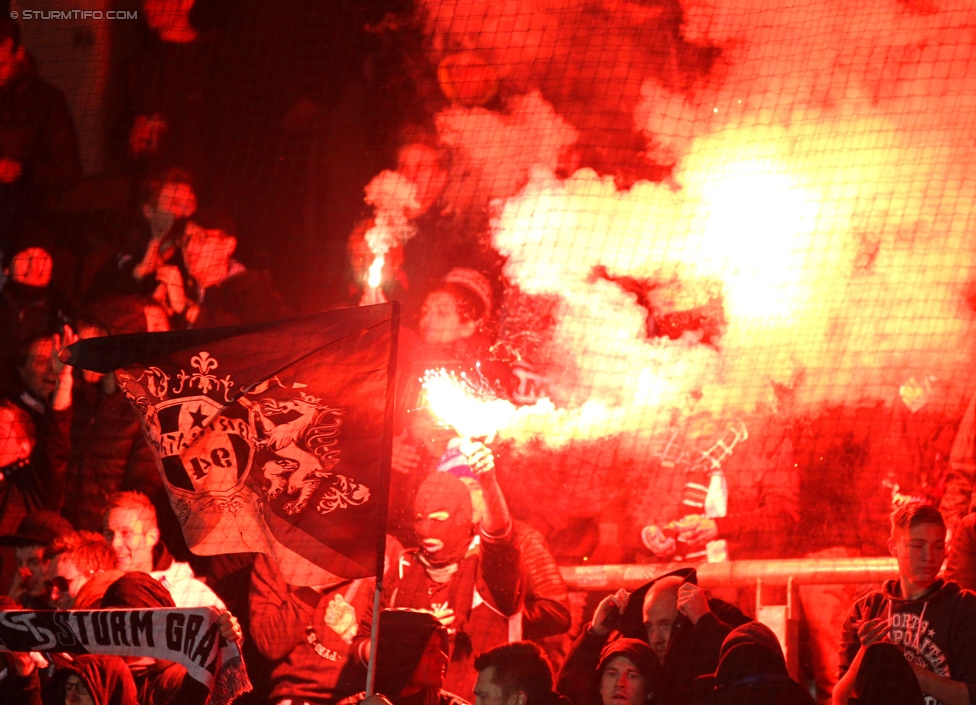 Austria Wien - Sturm Graz
Oesterreichische Fussball Bundesliga, 14. Runde, FK Austria Wien - SK Sturm Graz, Franz-Horr-Stadion Wien, 01.11.2014. 

Foto zeigt Fans von Sturm
Schlüsselwörter: pyrotechnik