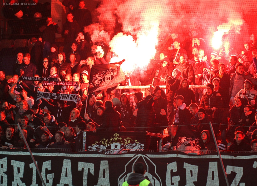 Austria Wien - Sturm Graz
Oesterreichische Fussball Bundesliga, 14. Runde, FK Austria Wien - SK Sturm Graz, Franz-Horr-Stadion Wien, 01.11.2014. 

Foto zeigt Fans von Sturm
Schlüsselwörter: pyrotechnik