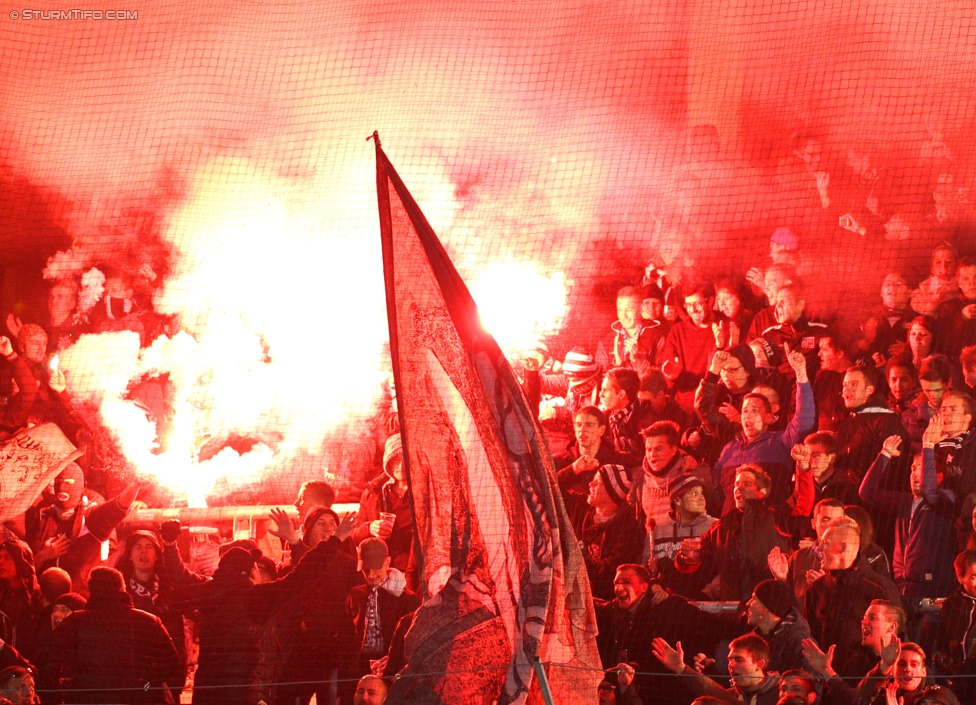 Austria Wien - Sturm Graz
Oesterreichische Fussball Bundesliga, 14. Runde, FK Austria Wien - SK Sturm Graz, Franz-Horr-Stadion Wien, 01.11.2014. 

Foto zeigt Fans von Sturm
Schlüsselwörter: pyrotechnik