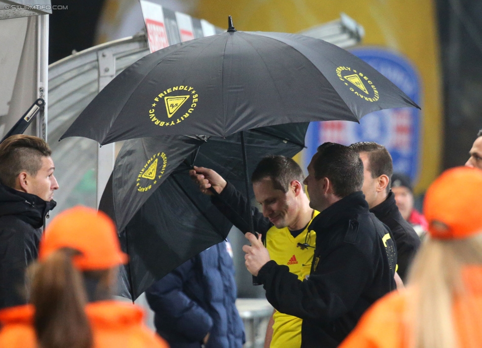 Sturm Graz - RB Salzburg
Oesterreichische Fussball Bundesliga, 16. Runde, SK Sturm Graz - FC RB Salzburg, Stadion Liebenau Graz, 23.11.2014. 

Foto zeigt Schiedsrichter Harald Lechner und Security
