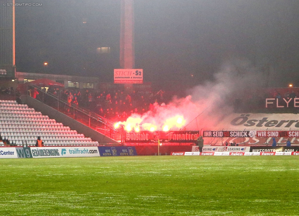 Admira Wacker - Sturm Graz
Oesterreichische Fussball Bundesliga, 17. Runde, FC Admira Wacker Moedling, Stadion Suedstadt Maria Enzersdorf, 29.11.2014. 

Foto zeigt Fans der Admira
Schlüsselwörter: pyrotechnik