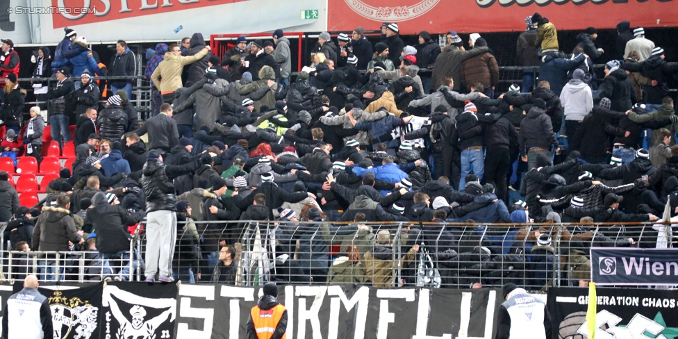 Admira Wacker - Sturm Graz
Oesterreichische Fussball Bundesliga, 17. Runde, FC Admira Wacker Moedling, Stadion Suedstadt Maria Enzersdorf, 29.11.2014. 

Foto zeigt Fans von Sturm
