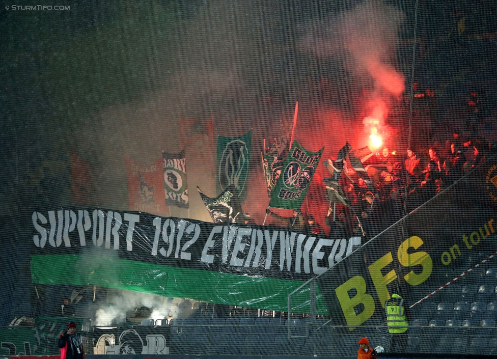 Sturm Graz - Ried
Oesterreichische Fussball Bundesliga, 18. Runde, SK Sturm Graz - SV Ried, Stadion Liebenau Graz, 06.12.2014. 

Foto zeigt Fans von Ried mit einer Choreografie
Schlüsselwörter: pyrotechnik