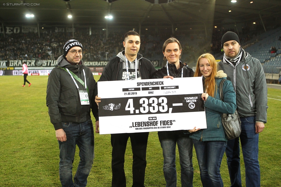 Sturm Graz - Wr. Neustadt
Oesterreichische Fussball Bundesliga, 21. Runde, SK Sturm Graz - SC Wiener Neustadt, Stadion Liebenau Graz, 21.02.2015. 

Foto zeigt Vertreter der Fangruppen bei der Scheckuebergabe der Spendenaktion "Schwoaze helfen"
