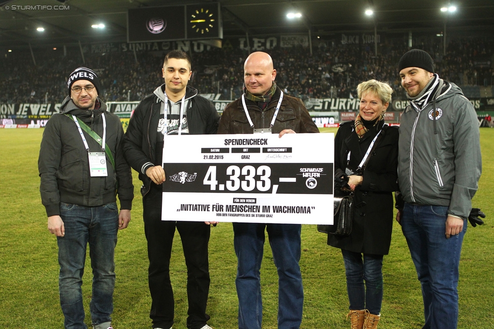 Sturm Graz - Wr. Neustadt
Oesterreichische Fussball Bundesliga, 21. Runde, SK Sturm Graz - SC Wiener Neustadt, Stadion Liebenau Graz, 21.02.2015. 

Foto zeigt Vertreter der Fangruppen bei der Scheckuebergabe der Spendenaktion "Schwoaze helfen"
