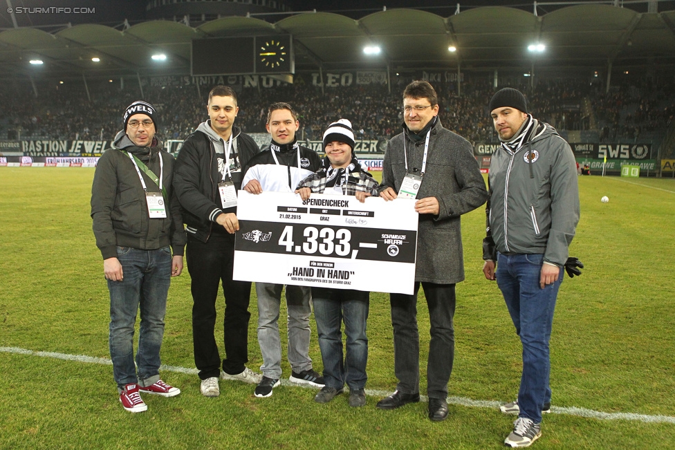 Sturm Graz - Wr. Neustadt
Oesterreichische Fussball Bundesliga, 21. Runde, SK Sturm Graz - SC Wiener Neustadt, Stadion Liebenau Graz, 21.02.2015. 

Foto zeigt Vertreter der Fangruppen bei der Scheckuebergabe der Spendenaktion "Schwoaze helfen"
