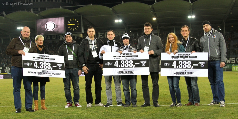 Sturm Graz - Wr. Neustadt
Oesterreichische Fussball Bundesliga, 21. Runde, SK Sturm Graz - SC Wiener Neustadt, Stadion Liebenau Graz, 21.02.2015. 

Foto zeigt Vertreter der Fangruppen bei der Scheckuebergabe von "Schwoaze helfen"
