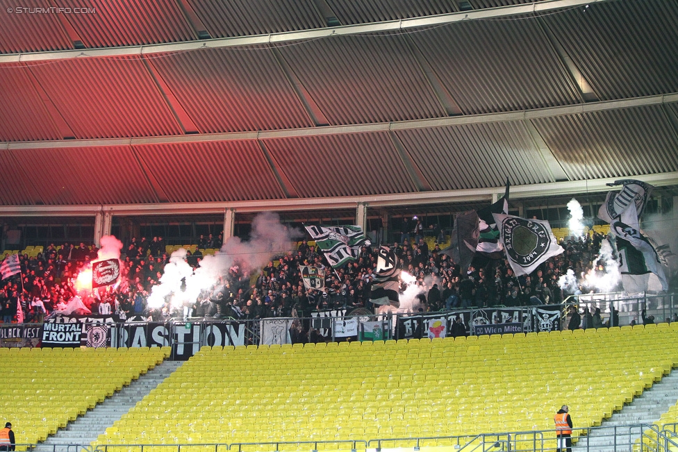 Rapid Wien - Sturm Graz
Oesterreichische Fussball Bundesliga, 22. Runde, SK Rapid Wien - SK Sturm Graz, Ernst Happel Stadion Wien, 28.02.2015. 

Foto zeigt Fans von Sturm
Schlüsselwörter: pyrotechnik