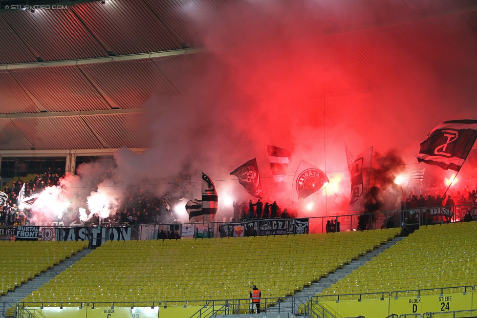 Rapid Wien - Sturm Graz
Oesterreichische Fussball Bundesliga, 22. Runde, SK Rapid Wien - SK Sturm Graz, Ernst Happel Stadion Wien, 28.02.2015. 

Foto zeigt Fans von Sturm
Schlüsselwörter: pyrotechnik