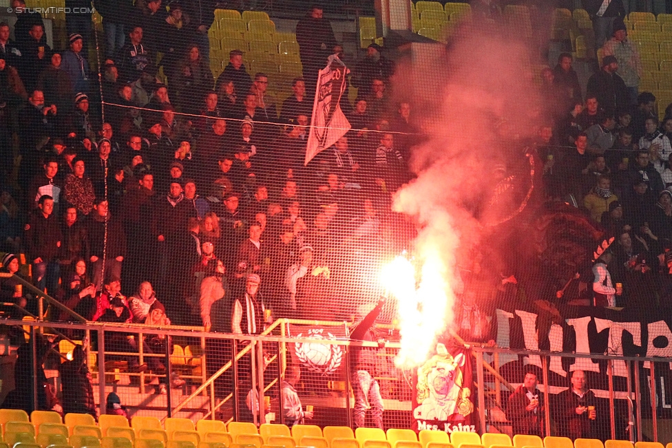 Rapid Wien - Sturm Graz
Oesterreichische Fussball Bundesliga, 22. Runde, SK Rapid Wien - SK Sturm Graz, Ernst Happel Stadion Wien, 28.02.2015. 

Foto zeigt Fans von Sturm
Schlüsselwörter: pyrotechnik