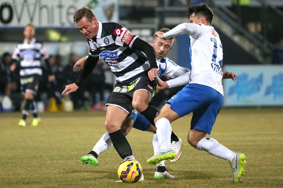 Groedig - Sturm Graz
Oesterreichische Fussball Bundesliga, 20. Runde, SV Groedig - SK Sturm Graz, Untersbergarena Groedig, 11.03.2015. 

Foto zeigt Roman Kienast (Sturm) und Robert Strobl (Groedig) 
