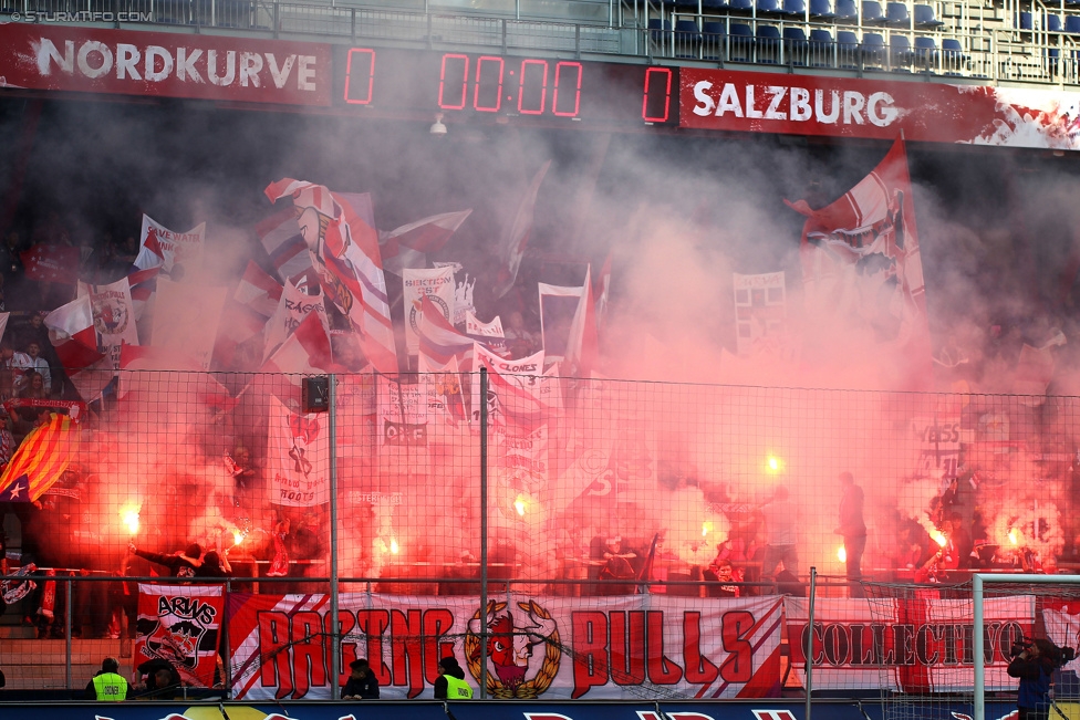 RB Salzburg - Sturm Graz
Oesterreichische Fussball Bundesliga, 25. Runde, FC RB Salzburg - SK Sturm Graz, Stadion Wals-Siezenheim, 15.03.2015. 

Foto zeigt Fans von RB Salzburg
Schlüsselwörter: pyrotechnik