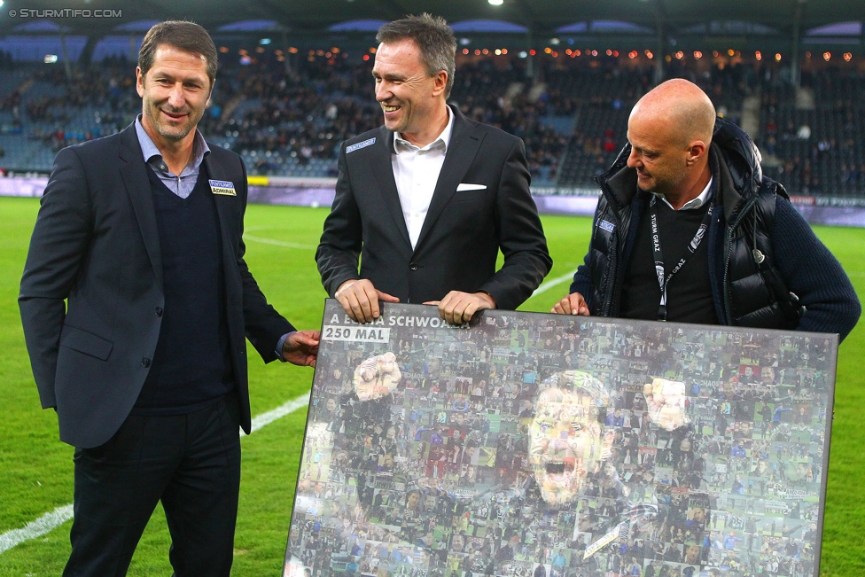 Sturm Graz - Admira
Oesterreichische Fussball Bundesliga, 26. Runde, SK Sturm Graz - FC Admira Wacker Moedling, Stadion Liebenau Graz, 21.03.2015. 

Foto zeigt Franco Foda (Cheftrainer Sturm), Christian Jauk (Praesident Sturm) und Gerhard Goldbrich (General Manager Sturm) bei einer Ehrung
