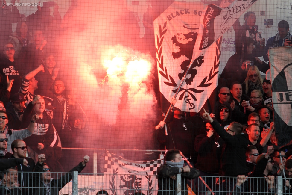 Ried - Sturm Graz
Oesterreichische Fussball Bundesliga, 27. Runde, SV Ried - SK Sturm Graz, Arena Ried, 05.04.2015. 

Foto zeigt Fans von Sturm
Schlüsselwörter: pyrotechnik