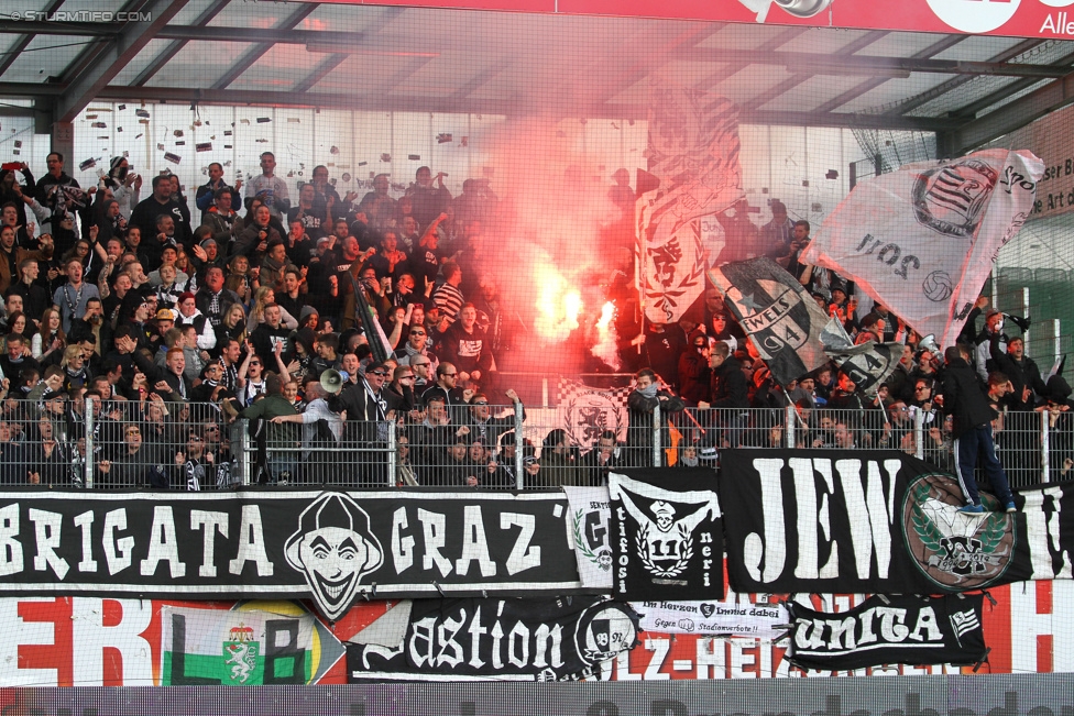 Ried - Sturm Graz
Oesterreichische Fussball Bundesliga, 27. Runde, SV Ried - SK Sturm Graz, Arena Ried, 05.04.2015. 

Foto zeigt Fans von Sturm
Schlüsselwörter: pyrotechnik