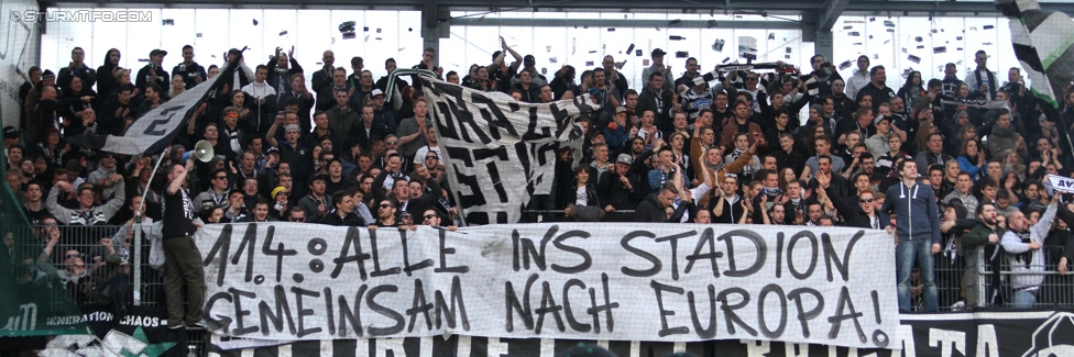 Ried - Sturm Graz
Oesterreichische Fussball Bundesliga, 27. Runde, SV Ried - SK Sturm Graz, Arena Ried, 05.04.2015. 

Foto zeigt Fans von Sturm mit einem Spruchband
