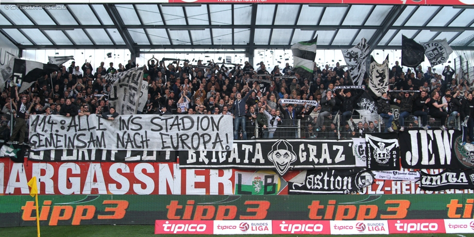 Ried - Sturm Graz
Oesterreichische Fussball Bundesliga, 27. Runde, SV Ried - SK Sturm Graz, Arena Ried, 05.04.2015. 

Foto zeigt Fans von Sturm mit einem Spruchband
