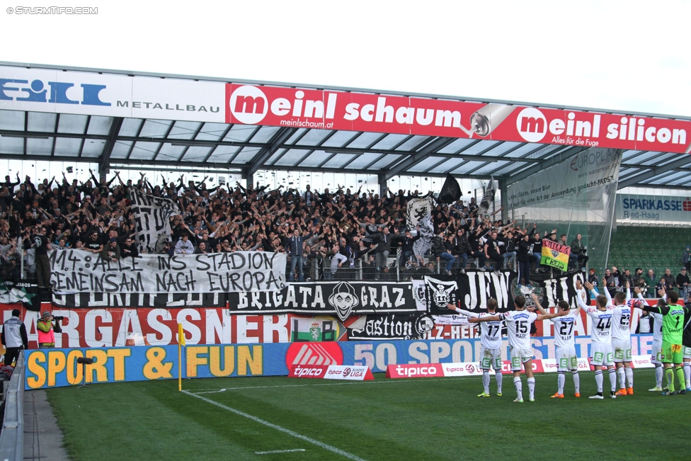 Ried - Sturm Graz
Oesterreichische Fussball Bundesliga, 27. Runde, SV Ried - SK Sturm Graz, Arena Ried, 05.04.2015. 

Foto zeigt Fans von Sturm mit einem Spruchband und die Mannschaft von Sturm
