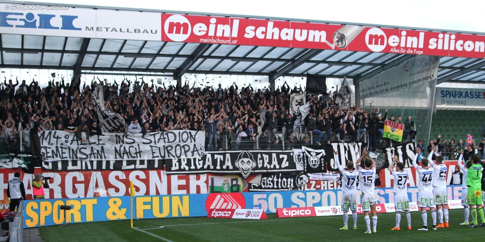 Ried - Sturm Graz
Oesterreichische Fussball Bundesliga, 27. Runde, SV Ried - SK Sturm Graz, Arena Ried, 05.04.2015. 

Foto zeigt Fans von Sturm mit einem Spruchband und die Mannschaft von Sturm
