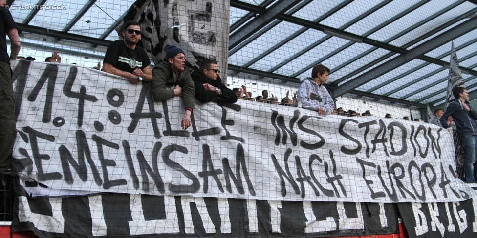 Ried - Sturm Graz
Oesterreichische Fussball Bundesliga, 27. Runde, SV Ried - SK Sturm Graz, Arena Ried, 05.04.2015. 

Foto zeigt Fans von Sturm mit einem Spruchband
