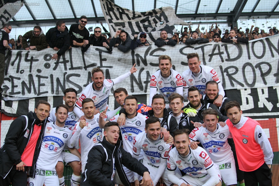 Ried - Sturm Graz
Oesterreichische Fussball Bundesliga, 27. Runde, SV Ried - SK Sturm Graz, Arena Ried, 05.04.2015. 

Foto zeigt die Mannschaft von Sturm und Fans von Sturm mit einem Spruchband
Schlüsselwörter: jubel