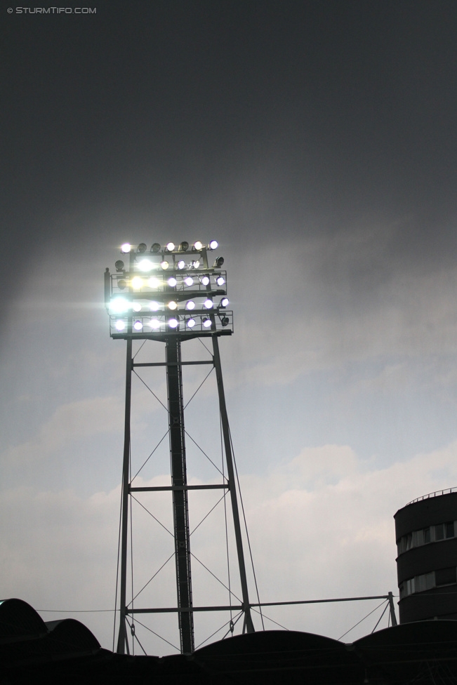 Sturm Graz - Altach
Oesterreichische Fussball Bundesliga, 28. Runde, SK Sturm Graz - SCR Altach, Stadion Liebenau Graz, 11.04.2015. 

Foto zeigt einen Flutlichtmasten
Schlüsselwörter: wetter