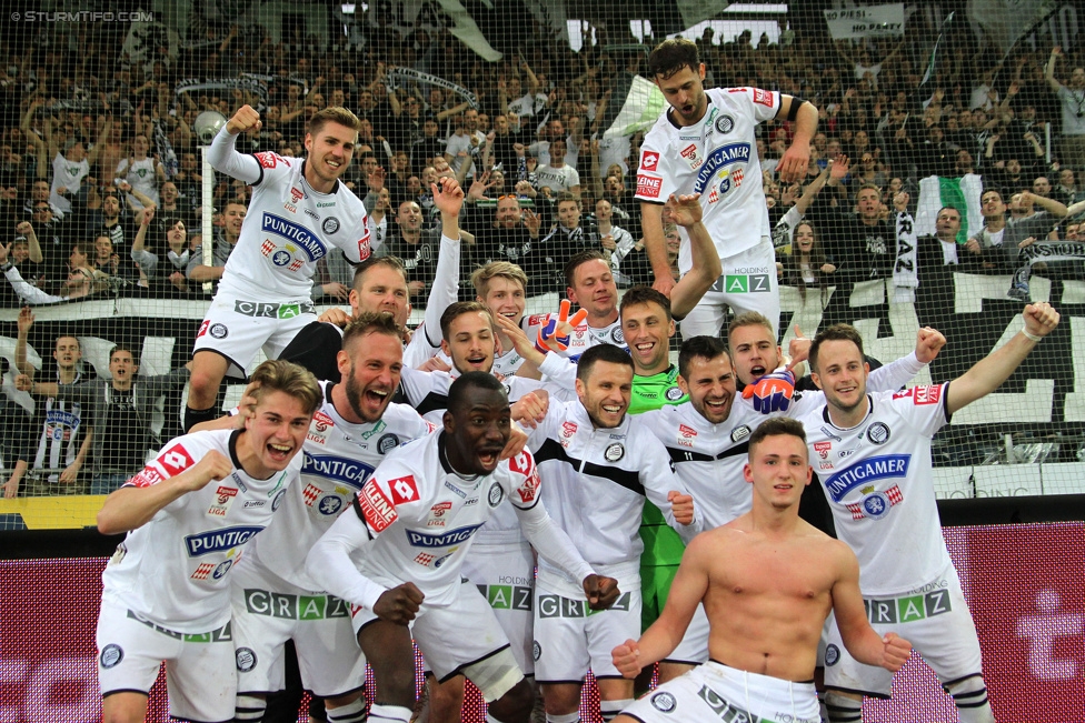 Sturm Graz - Altach
Oesterreichische Fussball Bundesliga, 28. Runde, SK Sturm Graz - SCR Altach, Stadion Liebenau Graz, 11.04.2015. 

Foto zeigt die Mannschaft von Sturm und Fans von Sturm
Schlüsselwörter: jubel