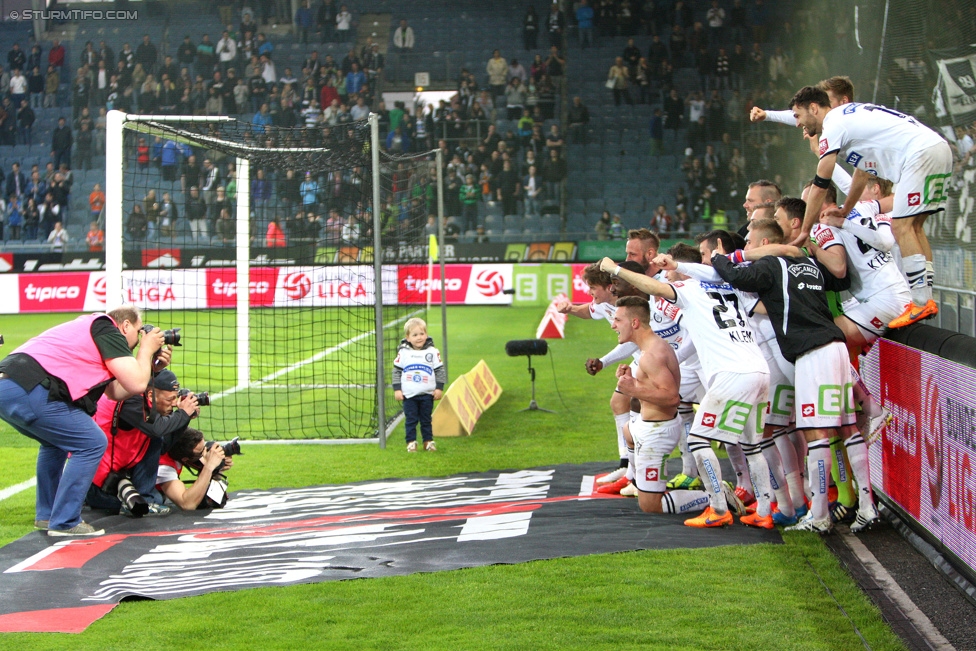 Sturm Graz - Altach
Oesterreichische Fussball Bundesliga, 28. Runde, SK Sturm Graz - SCR Altach, Stadion Liebenau Graz, 11.04.2015. 

Foto zeigt Fotografen und die Mannschaft von Sturm
Schlüsselwörter: jubel