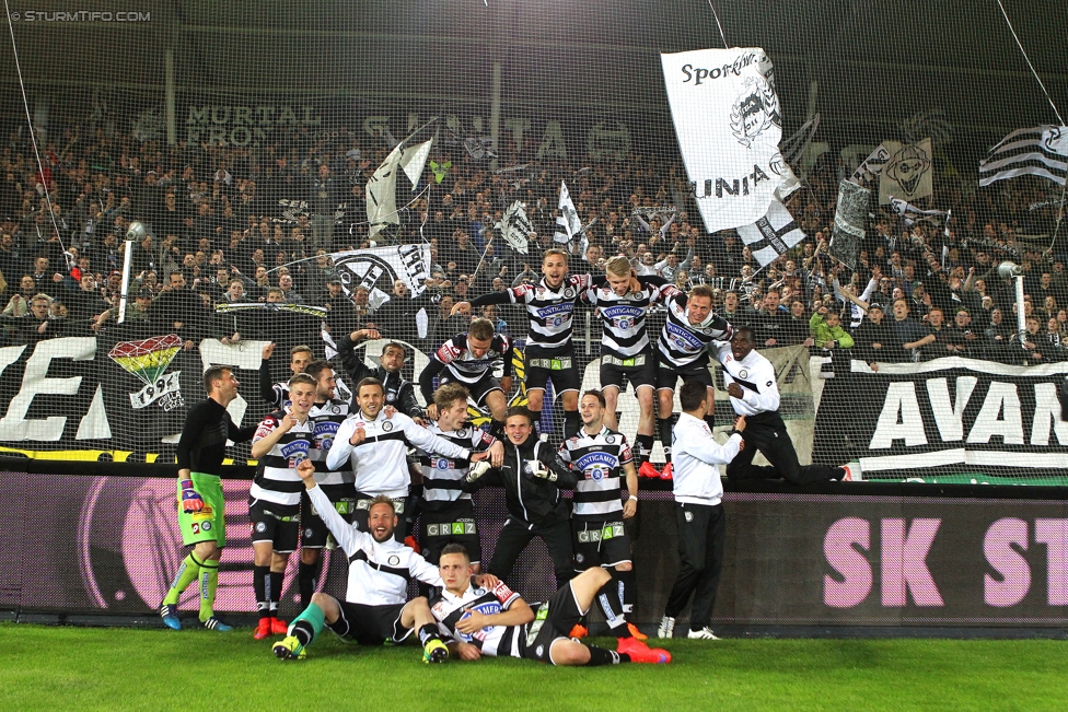 Sturm Graz - Groedig
Oesterreichische Fussball Bundesliga, 29. Runde, SK Sturm Graz - SV Groedig, Stadion Liebenau Graz, 18.04.2015. 

Foto zeigt die Mannschaft von Sturm und Fans von Sturm
