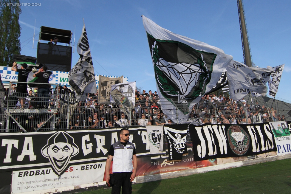 Wr. Neustadt - Sturm Graz
Oesterreichische Fussball Bundesliga, 30. Runde, SC Wiener Neustadt - SK Sturm Graz, Stadion Wiener Neustadt, 25.04.2015. 

Foto zeigt Fans von Sturm
