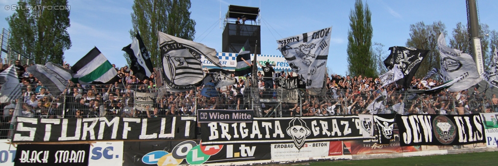 Wr. Neustadt - Sturm Graz
Oesterreichische Fussball Bundesliga, 30. Runde, SC Wiener Neustadt - SK Sturm Graz, Stadion Wiener Neustadt, 25.04.2015. 

Foto zeigt Fans von Sturm
