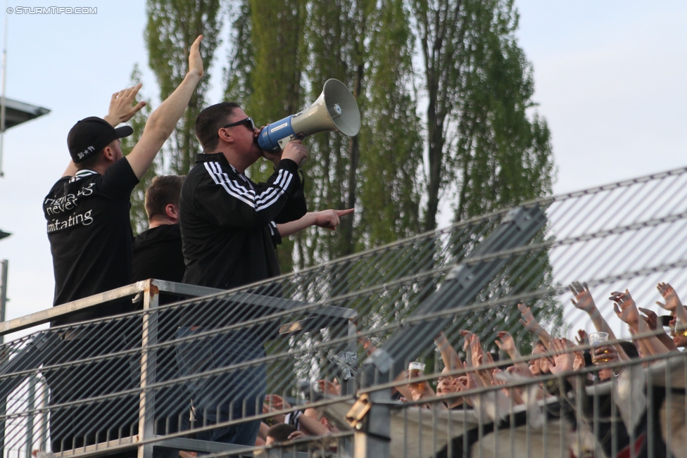 Wr. Neustadt - Sturm Graz
Oesterreichische Fussball Bundesliga, 30. Runde, SC Wiener Neustadt - SK Sturm Graz, Stadion Wiener Neustadt, 25.04.2015. 

Foto zeigt Fans von Sturm
