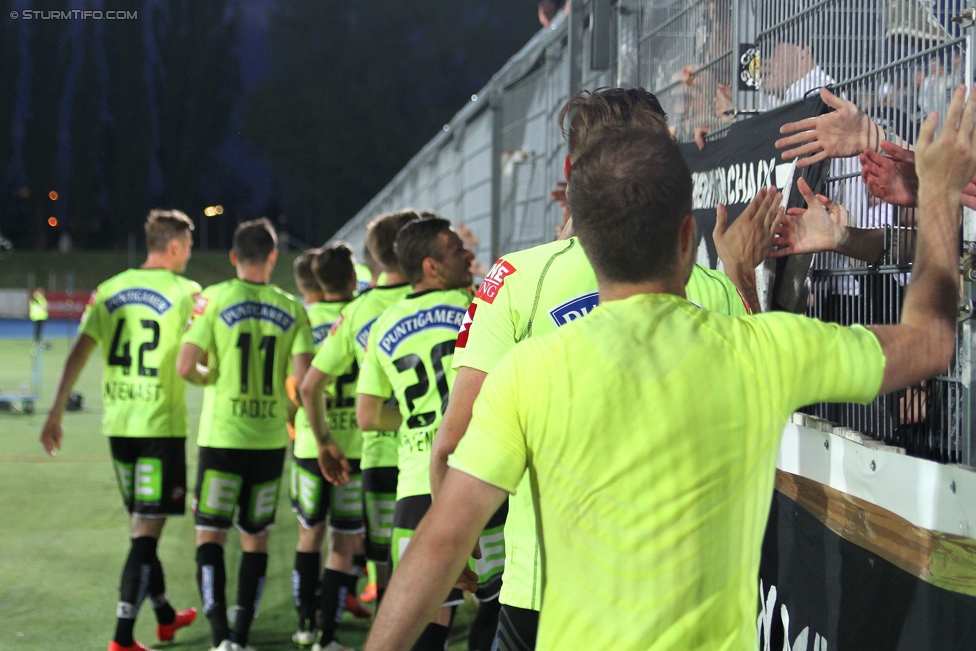 Wr. Neustadt - Sturm Graz
Oesterreichische Fussball Bundesliga, 30. Runde, SC Wiener Neustadt - SK Sturm Graz, Stadion Wiener Neustadt, 25.04.2015. 

Foto zeigt die Mannschaft von Sturm und Fans von Sturm
