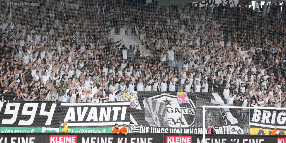 Sturm Graz - Rapid Wien
Oesterreichische Fussball Bundesliga, 31. Runde, SK Sturm Graz - SK Rapid Wien, Stadion Liebenau Graz, 03.05.2015. 

Foto zeigt Fans von Sturm mit einer Choreografie
