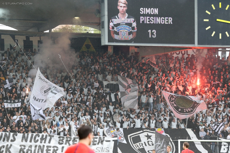 Sturm Graz - Rapid Wien
Oesterreichische Fussball Bundesliga, 31. Runde, SK Sturm Graz - SK Rapid Wien, Stadion Liebenau Graz, 03.05.2015. 

Foto zeigt Fans von Sturm
Schlüsselwörter: pyrotechnik