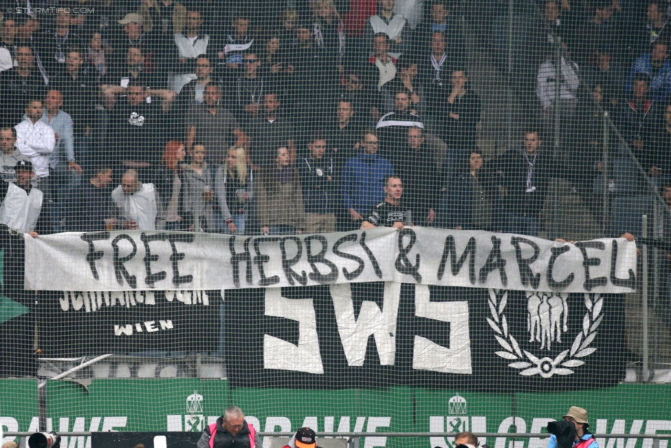 Sturm Graz - Rapid Wien
Oesterreichische Fussball Bundesliga, 31. Runde, SK Sturm Graz - SK Rapid Wien, Stadion Liebenau Graz, 03.05.2015. 

Foto zeigt Fans von Sturm mit einem Spruchband
