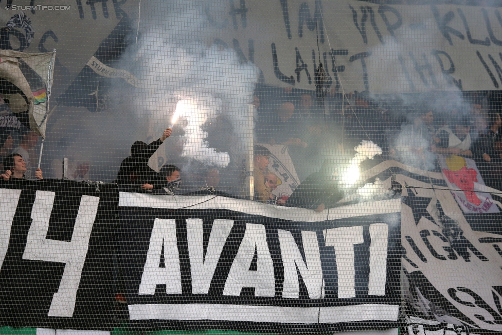 Sturm Graz - Rapid Wien
Oesterreichische Fussball Bundesliga, 31. Runde, SK Sturm Graz - SK Rapid Wien, Stadion Liebenau Graz, 03.05.2015. 

Foto zeigt Fans von Sturm
Schlüsselwörter: pyrotechnik