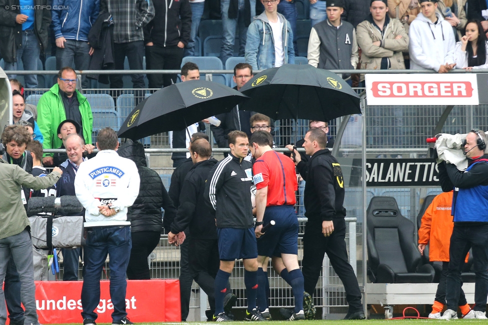 Sturm Graz - Rapid Wien
Oesterreichische Fussball Bundesliga, 31. Runde, SK Sturm Graz - SK Rapid Wien, Stadion Liebenau Graz, 03.05.2015. 

Foto zeigt Schiedsrichter Dominik Ouschan und Security
